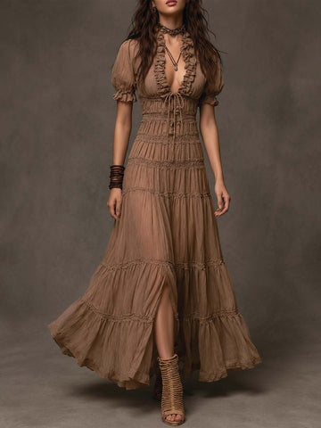 Robe longue plissée étagée en mousseline froissée et dentelle, coloris taupe bohème