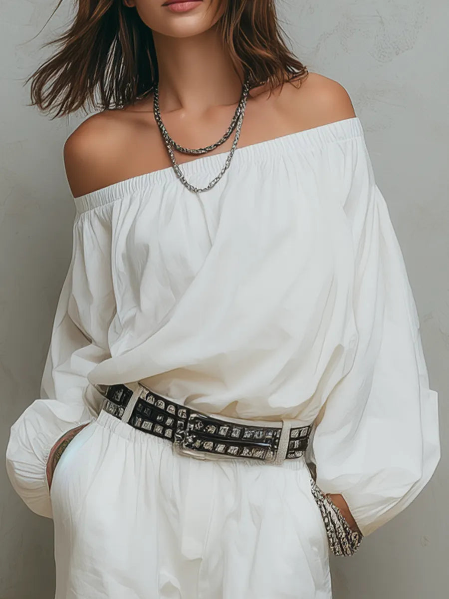 Ensemble minimaliste avec épaules dénudées et pantalon cargo