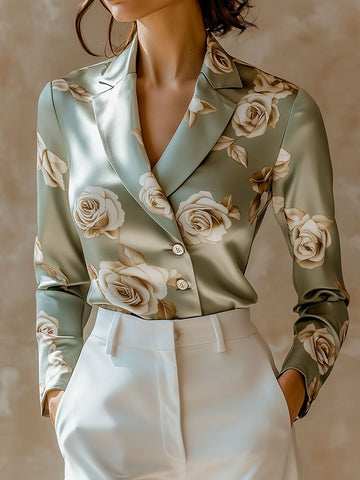 Chemise en satin boutonnée sur le côté à motif rose et revers élégants