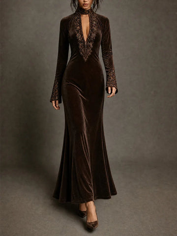 Vestido longo aveludado marrom com decote V profundo e detalhes bordados/pedrarias
