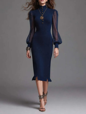 Abito midi in maglia a costine con scollo alto, mezza abbottonatura, chiffon trasparente a contrasto, maniche a sbuffo e orlo arricciato