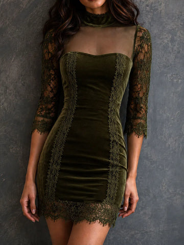 Vestido retrô curto de veludo verde-oliva com tela, gola alta e painel de renda
