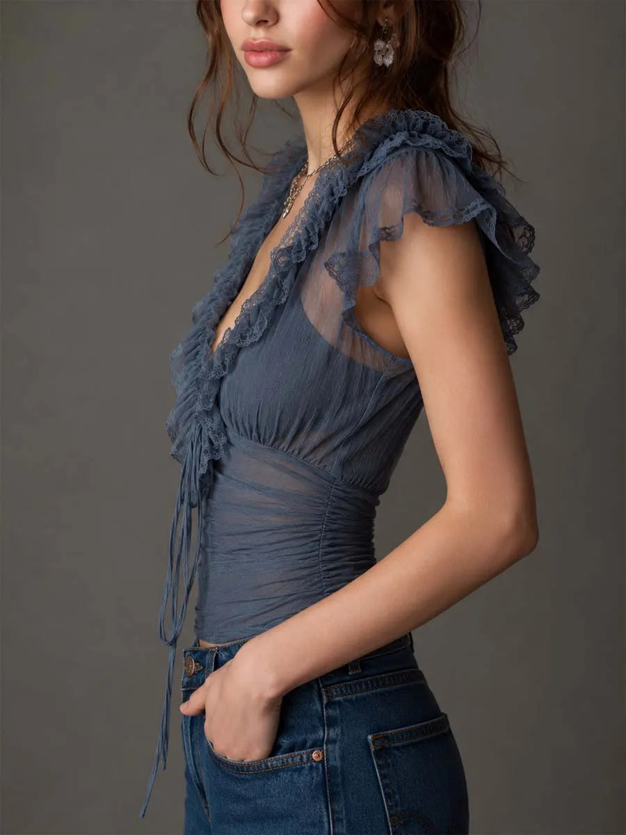 Haut en crêpe de chiffon Tencel froissé bleu poussière ruché bordé de dentelle