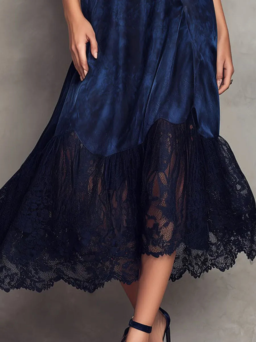 Élégante robe midi en satin à col montant avec dentelle minuit