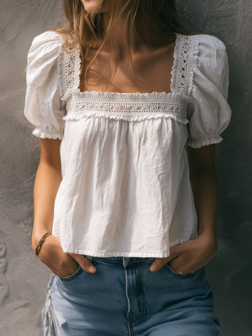 Blusa Boho Branca com Decote Quadrado, Manga Bufante e Renda Crochê