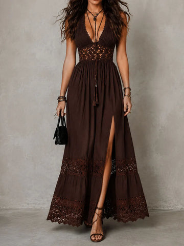 Vestido longo em crochê marrom chocolate estilo boho com fenda frontal e renda
