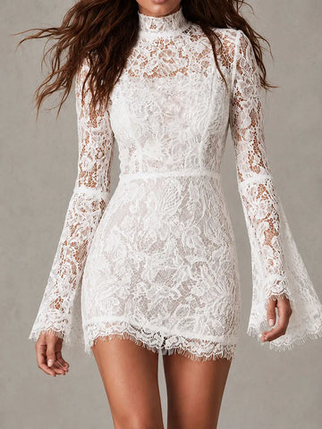 Minivestido Boho Romântico de Renda Branca com Gola Alta e Mangas Longas em Sino